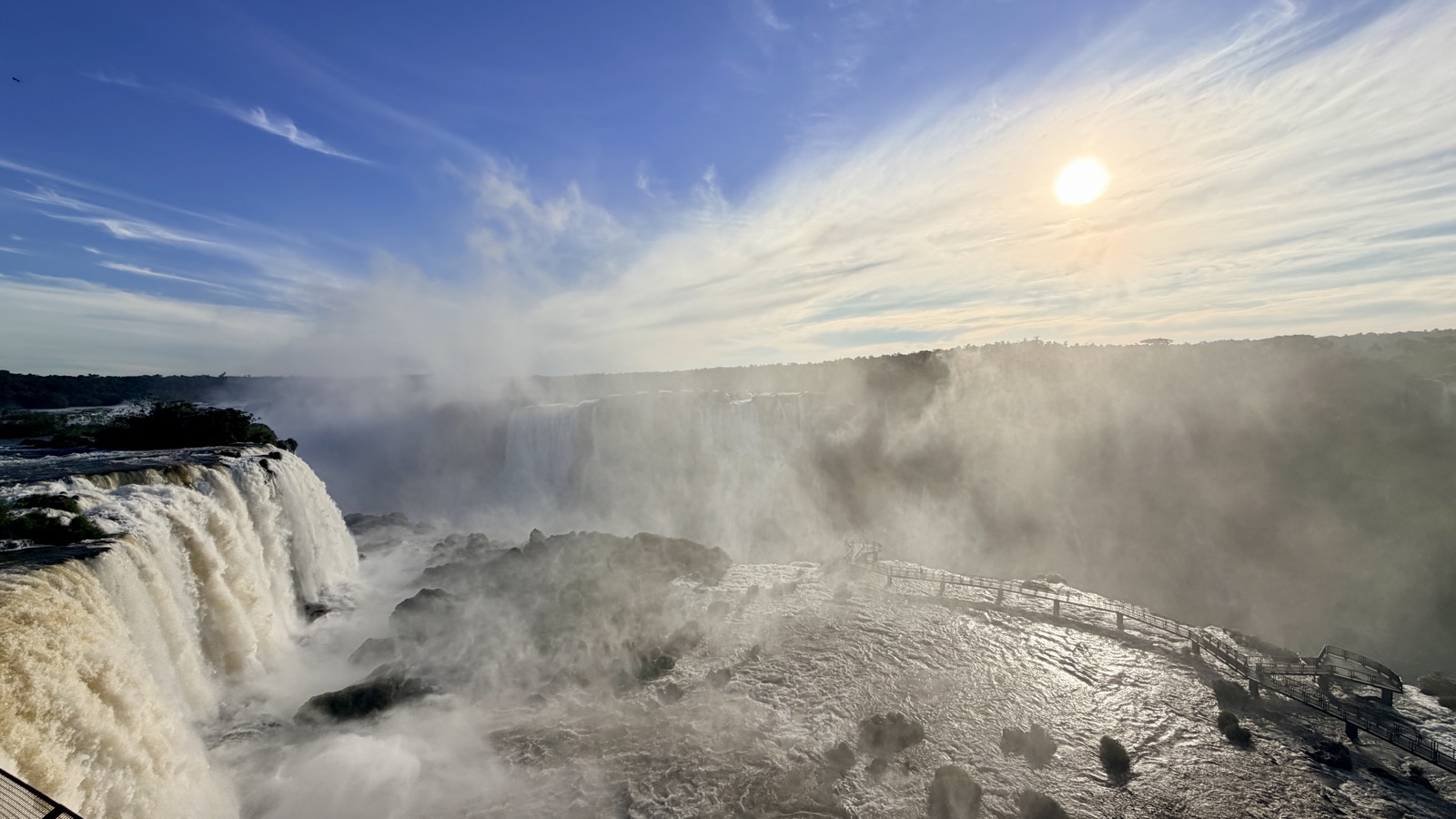 Cataratas do Iguacu ao por do sol - vista panoramica das quedas dagua em Foz do Iguacu